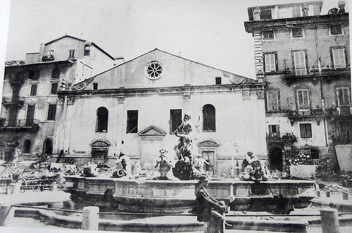 San Giacomo degli Spagnoli vid Piazza Navona före restaureringen år 1878.