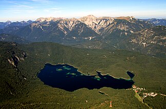 Blick von der Zugspitze zum Ammergebirge mit Eibsee im Vordergrund