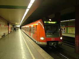 S-Bahn-Zug der Baureihe 423 am Haltepunkt