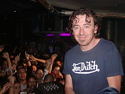 Benny Benassi esiintymässä El Salvadorissa vuonna 2004.