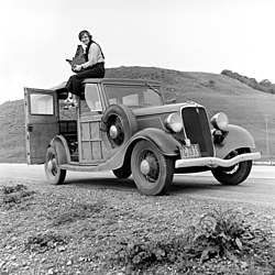 Dorothea Lange (26 mai 1895 - 11 octobre 1965) est une photographe américaine dont les travaux les plus connus ont été réalisés pendant la grande dépression dans le cadre d'une mission confiée par la Farm Security Administration (FSA, Administration d'assurance paysanne)