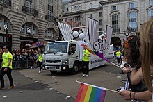 Un carro che pubblicizza le caramelle Skittles durante una parata del pride