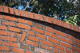 Une brique de travers dans un mur en Allemagne. Mai 2018.