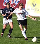 Ines Österle (rechts) beim Bundesligaspiel FFC Brauweiler Pulheim vs. SC Freiburg am 15. Oktober 2006 (Endstand 0:2)