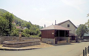 La fontaine-lavoir.