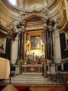 Altar-mor e a imagem da "Virgem de Montesanto"