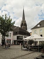 De Stadtkirche in straatzicht