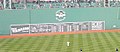 „The Green Monster“ im Fenway Park in Boston mit der manuellen Anzeigetafel