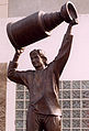 Die Bronzestatue von Wayne Gretzky vor der Arena (2001). Heute steht sie vor dem Rogers Place.