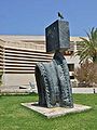 Personnage gothique (Gotische Figur), 1976, Bronze, in der Miró-Stiftung, Palma