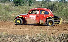 Fusca em uma corrida de velocidade na terra.