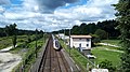 L'ancienne gare de Pierroton et le TGV Duplex passant devant.