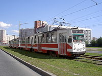 Elektriska 5003+5004 w Pětrogroźe na Ilušinowej droze, Rusojska (rusojski Трамвай 5003+5004 на улице Ильюшина)