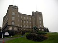 Den tidligere Sjømannsskolen i Oslo med Gunnar Utsonds skulptur «Helfærd» foran, opprinnelig fra 1890.[6] Grzegorz Wysocki (2007)