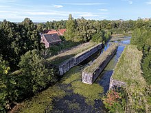 Luftbild der Rathmannsdorfer Schleuse. Zu sehen sind die zwei Schleusenkammern, die nicht mehr in Betrieb sind.