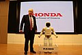 Boris Johnson tare da Saƙago mai suna ASIMO