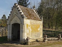 Chapelle près de l'entrée du château de Mouchy-le-Châtel dans le village.