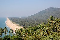 As praias de area salpicadas de palmeiras de coco son un espectáculo omnipresente ao longo da costa de Malabar