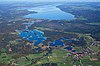 Die Osterseen mit dem Starnberger See im Hintergrund