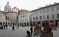 La piazza vista dal sagrato della basilica