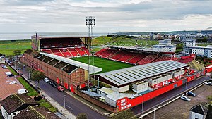 Das Pittodrie Stadium mit der Nordsee im Hintergrund (2022)