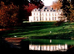 Le château et son reflet dans le plan d'eau en contrebas.