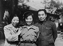 1940年代末期，孙维世和周恩来夫妇在西柏坡的合照