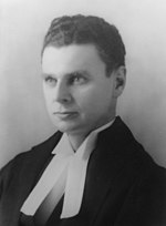 Portrait de Diefenbaker avec sa robe de magistrat