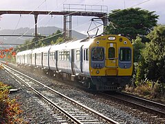 ニュージーランド、ハットバレー (Hutt Valley) のイープニ (Epuni) 付近を走るGanz-MÁVAG製ニュージーランド鉄道EM型電車、トランツメトロ (Tranz Metro) の車両