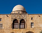 Janelas do pórtico da madraça al-Manjakiyya, construída sobre outras estruturas na borda oeste do Haram al-Sharif (1351).