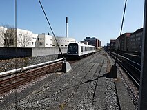 De metro nadert het station uit het oosten.