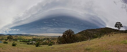 平原の上のアーチ雲を撮影したパノラマ写真