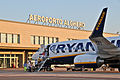 Et Boeing 737-800 fra Ryanair foran terminalbygningen fra 2003.