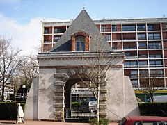 Le porche de l’ancien château de Bel Abord.