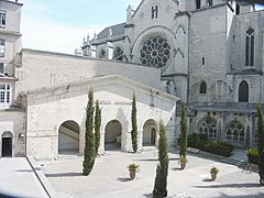 La cour d'honneur de la faculté de mMédecine (ancien cloître du monastère Saint-Benoît).