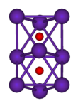 Diagram bola-dan-tongkat menunjukkan dua oktahedra beraturan yang dihubungkan satu sama lain oleh satu sisi. Kesembilan simpul dari struktur tersebut adalah bola ungu yang mewakili rubidium, dan di tengah setiap oktahedron adalah bola merah kecil yang mewakili oksigen.