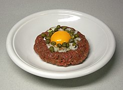 Steak tartare, con il tuorlo d'uovo al di sopra