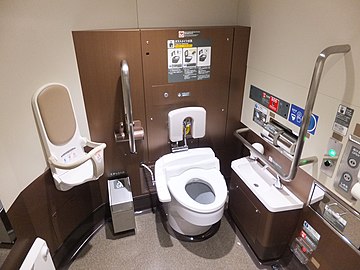 Eine barrierefreie Zugtoilette im japanischen Hochgeschwindigkeitszug JR East-Shinkansen der Baureihe E6 (Juli 2013).