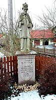 Traurige Nepomukstatue auf der Brücke über den Schüpfbach