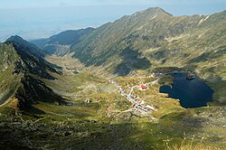 Pohled na horskou silnici a jezero Bâlea