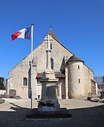 Le monument aux morts, devant l'église.