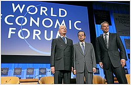 Klaus Schwab, Yasuo Fukuda en Tony Blair op het WEF in 2008