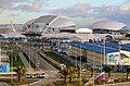 Das Olympiastadion (links) und der danebenliegende Bolschoi-Eispalast im Sotschi Olympiapark. Dazwischen liegt das Ice Cube Curling Center. Ganz links im Bild die Adler Arena