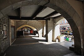 Sous les arcades.