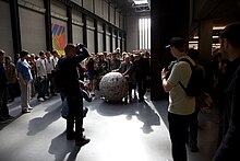 Michelangelo Pistoletto roule une boule géante composée de journaux à travers les rues de Londres, le 23 mai 2009.