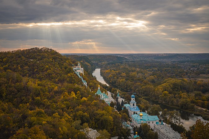 斯維亞托戈爾斯克修道院（英语：Holy Mountains Monastery）（具有国家意义的建筑遗迹群）。位于乌克兰顿涅茨克州的斯維亞托戈爾斯克。