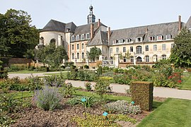 L'abbaye vue depuis ses jardins.