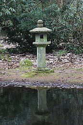 Ishi-dōrō bij het water