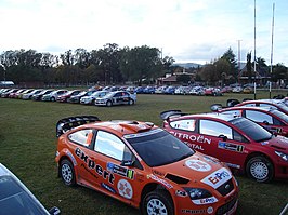 De rallyauto's geparkeerd in het parc fermé op vrijdag, die bijna geen actie zag door logistieke problemen