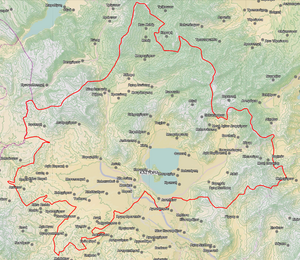 Mapa topográfico mostrando o lago Orestiada e o promontório onde se localiza Castória, bem no meio do lago.